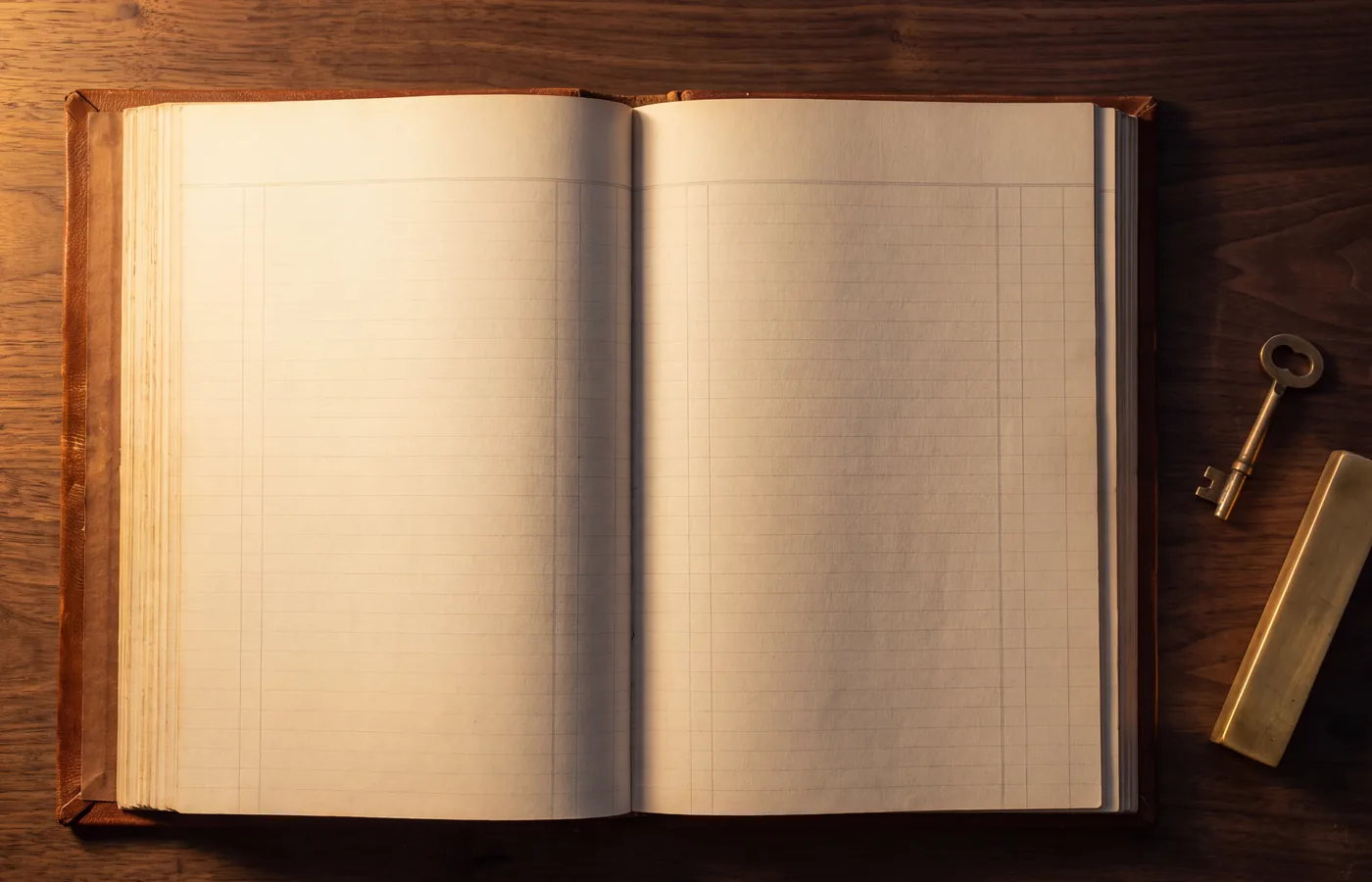 Un libro de contabilidad de cuero abierto con páginas rayadas en blanco sobre un escritorio de nogal oscuro, junto a una pequeña llave de latón sin marcar